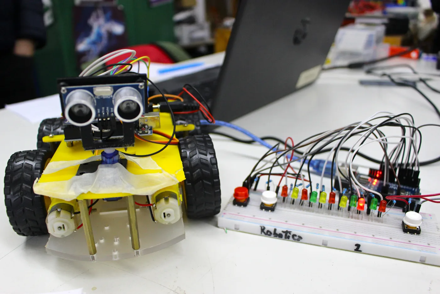 Placa Arduino en laboratorio de electrónica