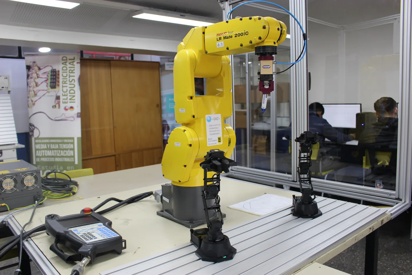 Brazo robot FANUC del laboratorio de electrónica